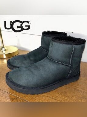 UGG BLACK SUEDE ANKLE BOOTS – Size 10 US